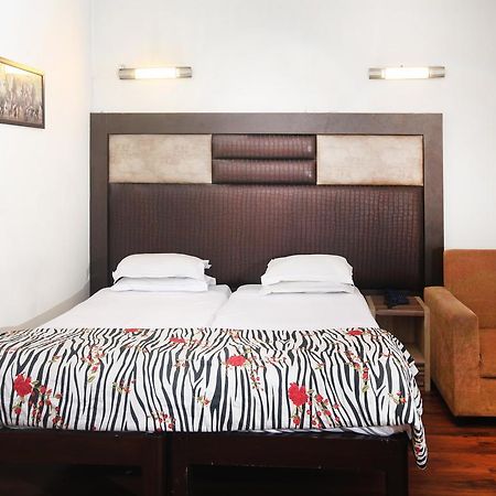 Oyo 358 Sarojini Nagar Hotel New Delhi Exterior photo