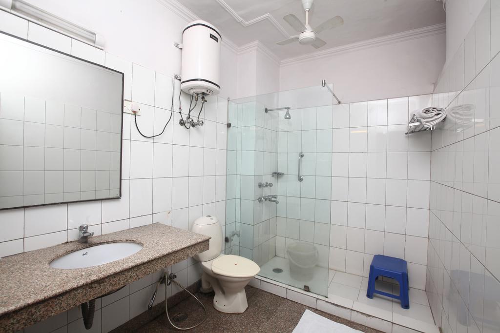 Oyo 358 Sarojini Nagar Hotel New Delhi Room photo