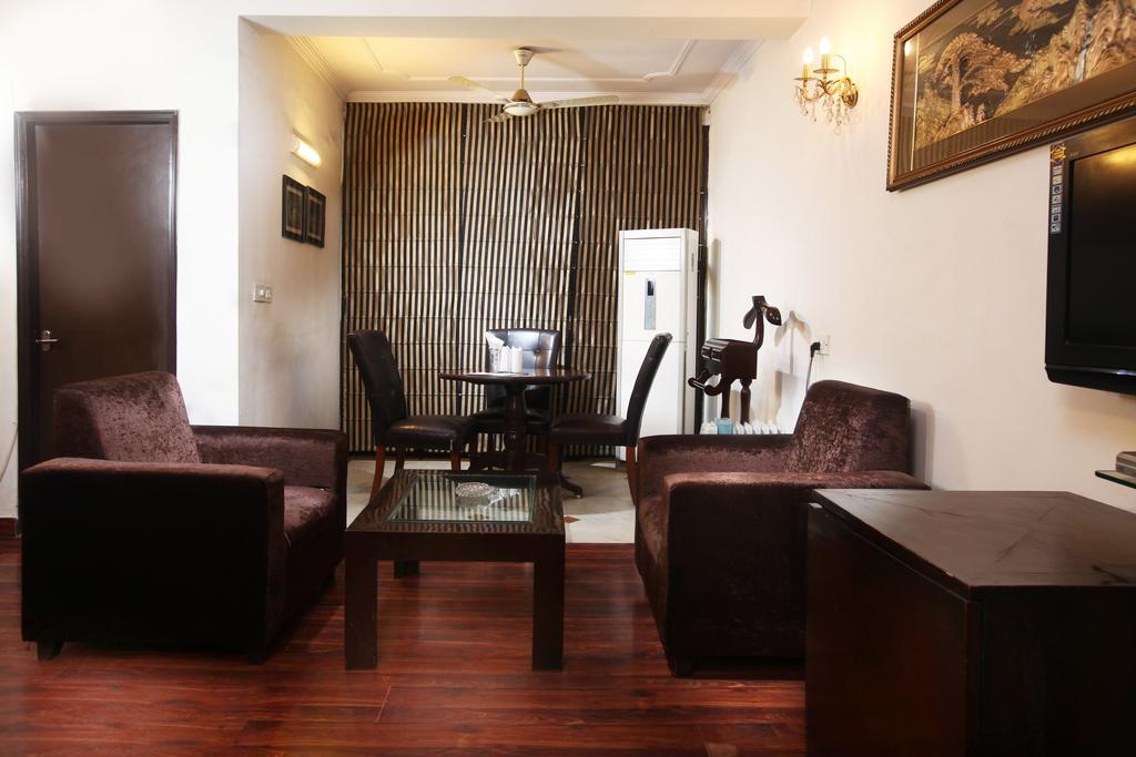 Oyo 358 Sarojini Nagar Hotel New Delhi Exterior photo
