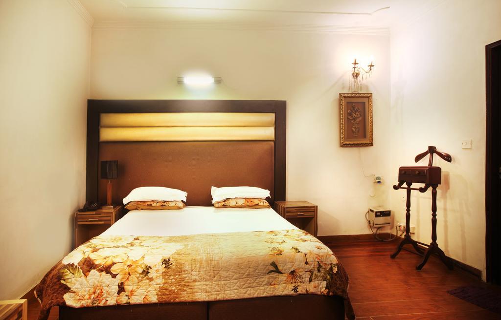 Oyo 358 Sarojini Nagar Hotel New Delhi Room photo