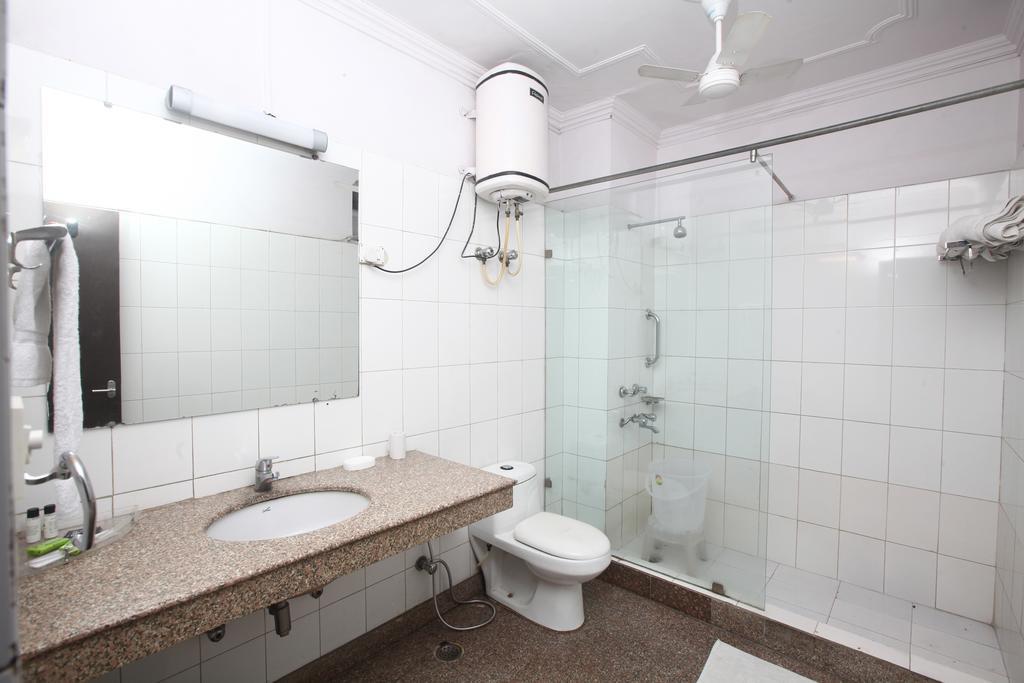 Oyo 358 Sarojini Nagar Hotel New Delhi Exterior photo
