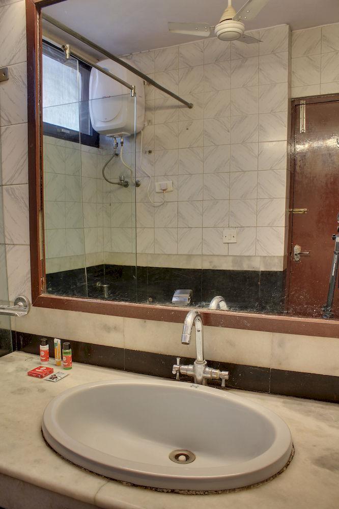 Oyo 358 Sarojini Nagar Hotel New Delhi Exterior photo