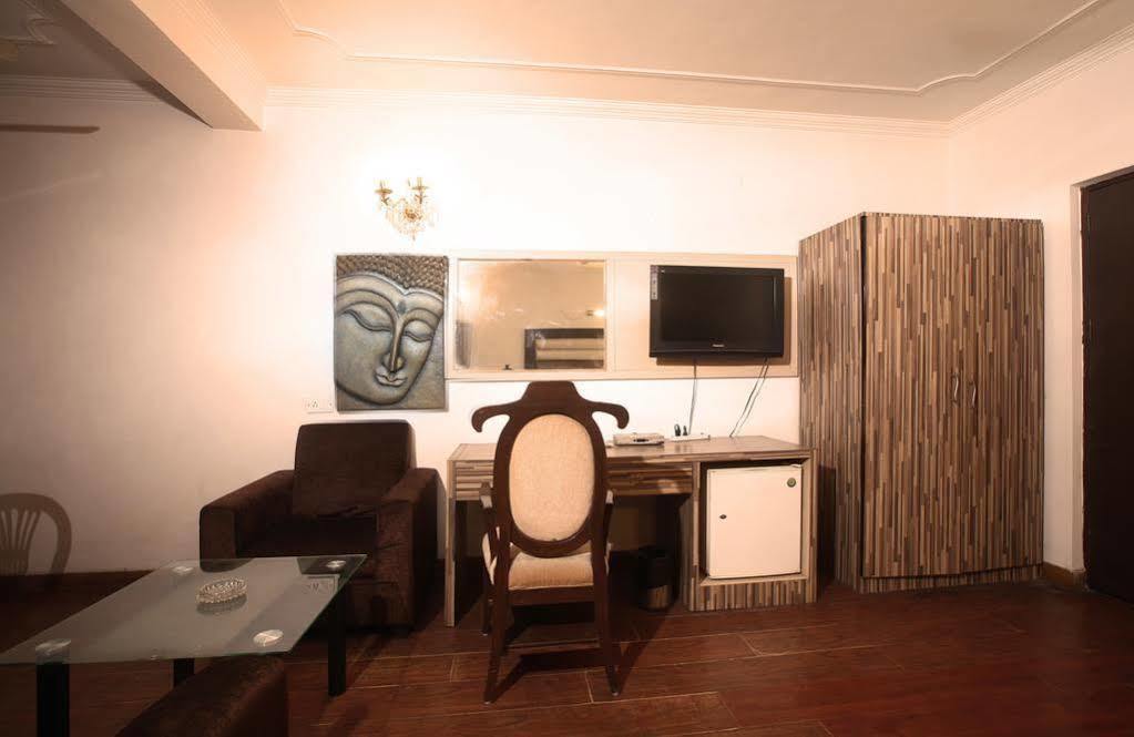 Oyo 358 Sarojini Nagar Hotel New Delhi Exterior photo