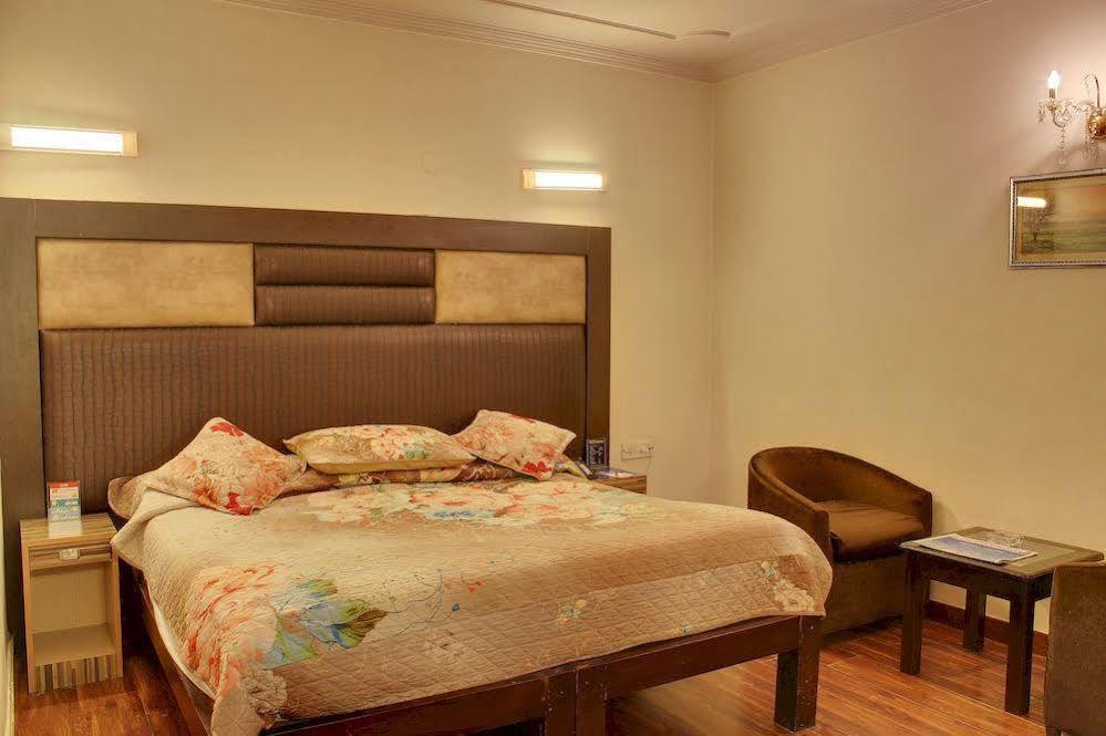 Oyo 358 Sarojini Nagar Hotel New Delhi Exterior photo